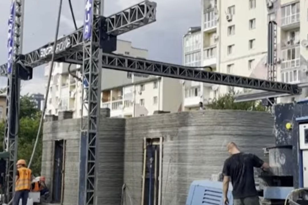 Дивіться, як будують першу в Україні школу за допомогою 3D-принтера