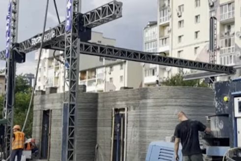 Дивіться, як будують першу в Україні школу за допомогою 3D-принтера