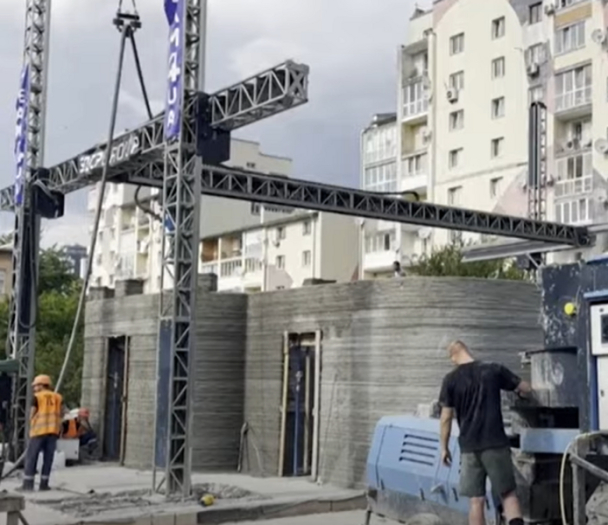 Смотрите, как строят первую в Украине школу с помощью 3D-принтера