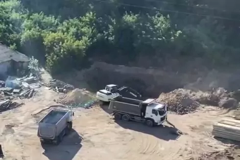 На недавно восстановленном строительстве ЖК вплотную к Соломенскому парку, застройщик начал рыть котлован