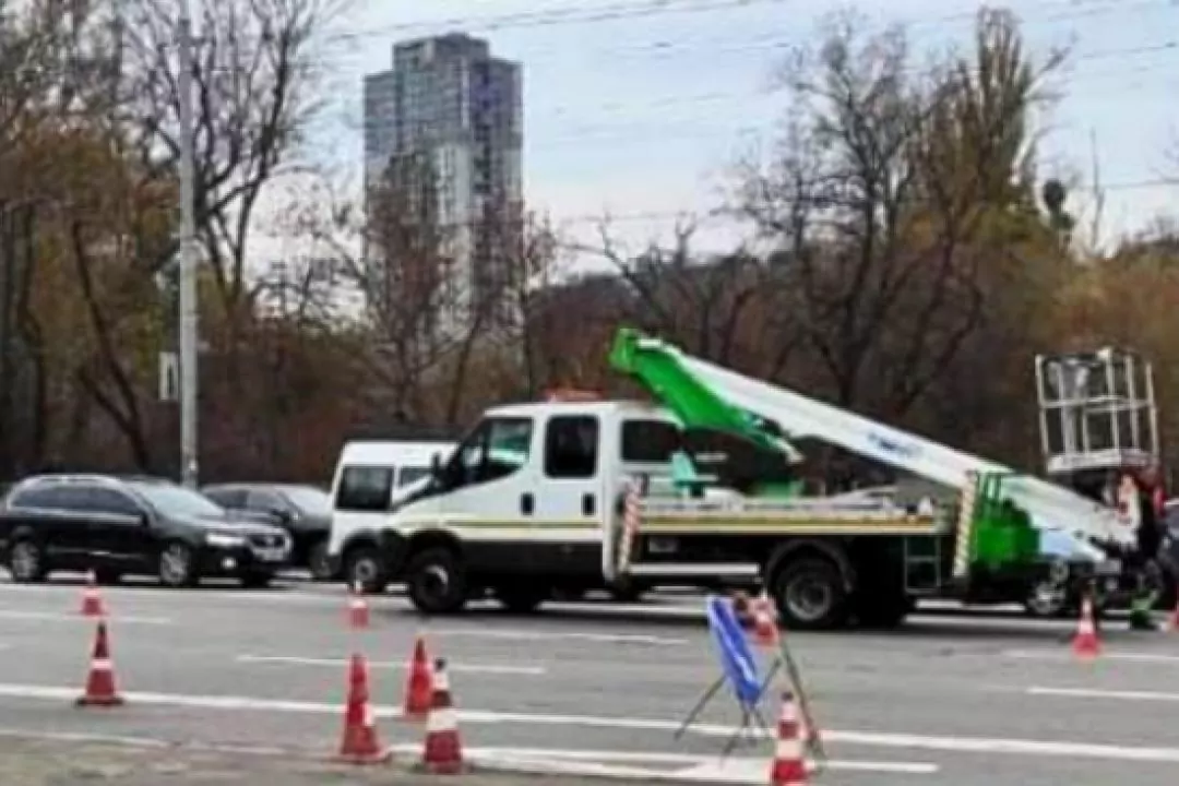 На перехресті проспекту Лобановського та вулиці Брожка облаштовують пішохідні переходи