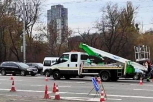 На перехресті проспекту Лобановського та вулиці Брожка облаштовують пішохідні переходи