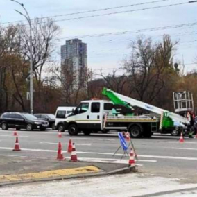 На перехресті проспекту Лобановського та вулиці Брожка облаштовують пішохідні переходи