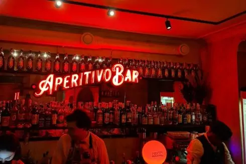 На Ярвалу открылся новый Negroni Aperitivo Bar: можно взять коктейль с собой в ретро-банке