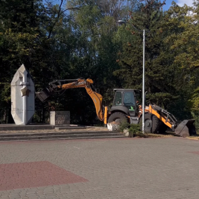 В Черкассах снесли памятник чекистам