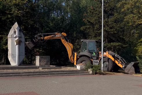 В Черкассах снесли памятник чекистам
