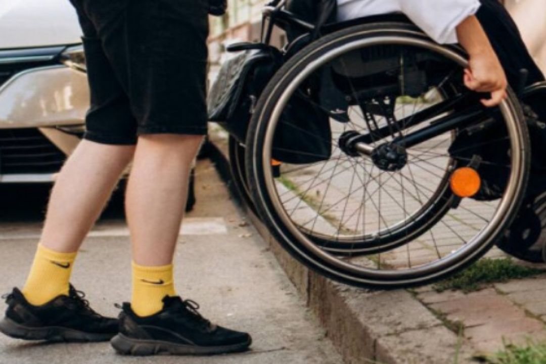 Активісти закликають перенаправити мільярд гривень з ремонту Богатирської на безбар'єрність – петиція