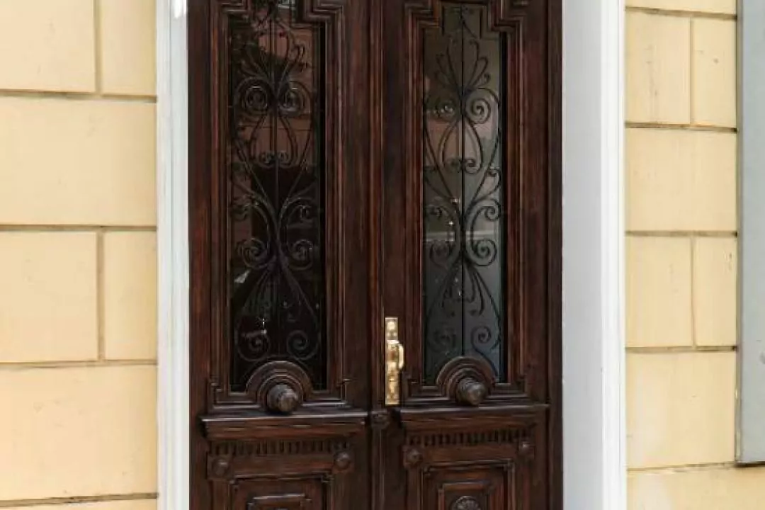 Дивіться, як в Одесі відреставрували дерев&rsquo;яні двері кінця ХІХ століття