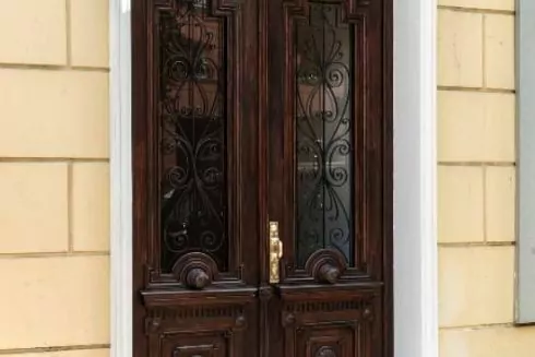 Дивіться, як в Одесі відреставрували дерев&rsquo;яні двері кінця ХІХ століття