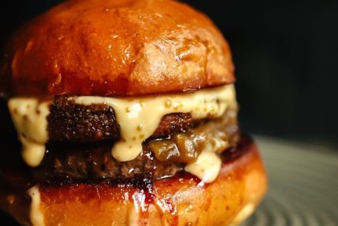 На Дніпровській набережній відкрився заклад Doggeriz з великим вибором бургерів та сендвічів