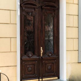 Дивіться, як в Одесі відреставрували дерев’яні двері кінця ХІХ століття