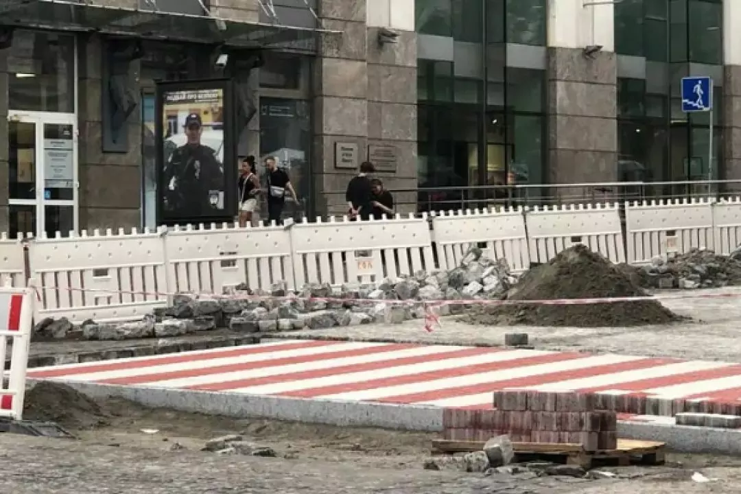 Біля метро "Театральна" облаштовують наземний перехід