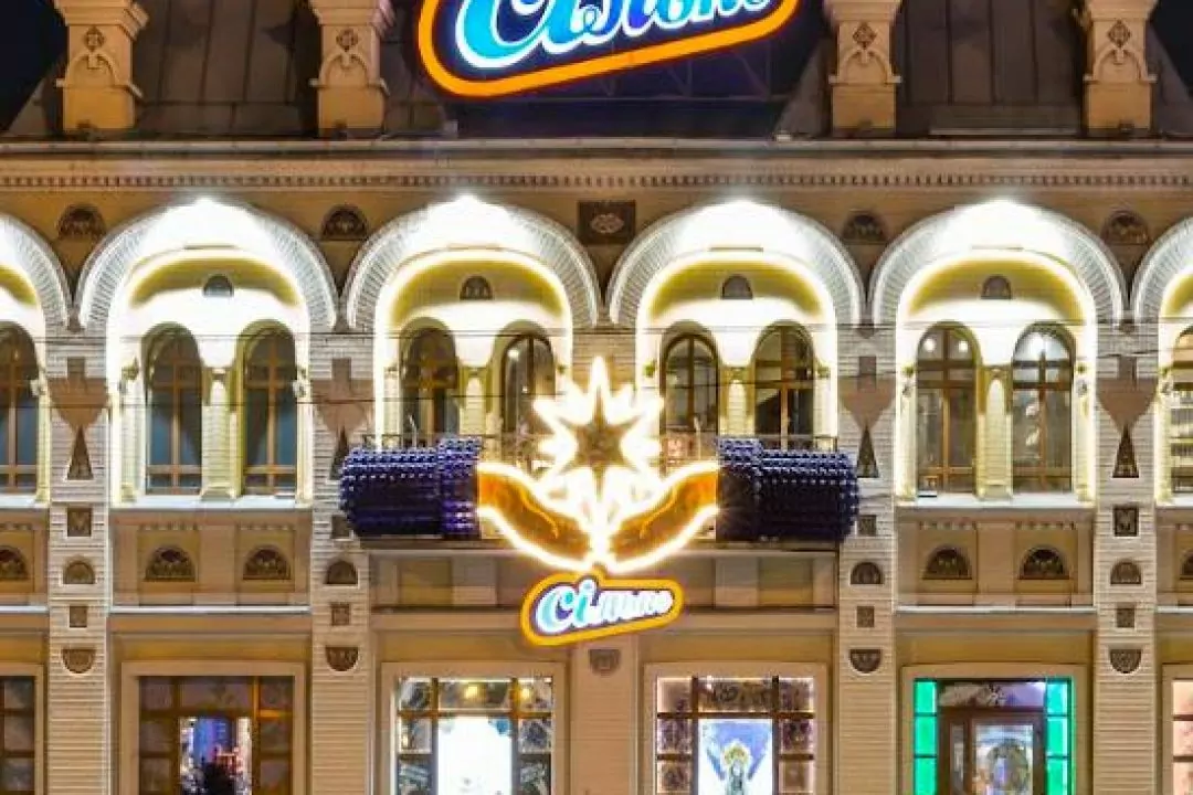 &laquo;Сільпо&raquo; превратило витрины и фасады супермаркетов в Днепре и Одессе в рождественские артобъекты