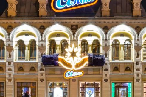 «Сільпо» превратило витрины и фасады супермаркетов в Днепре и Одессе в рождественские артобъекты