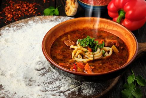 На Русановской набережной открыли ресторан кавказской кухни с хачапури и чачей