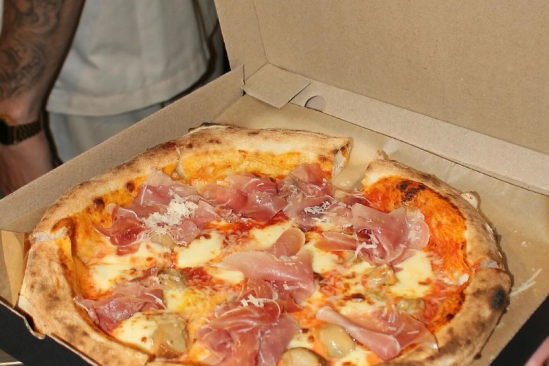 З піцою, коктейлями та сендвічами: біля "Олімпійської" новий заклад у takeaway-форматі