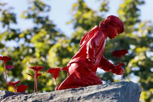 На місці колишнього пам'ятника Щорсу встановили скульптуру французького художника: фото