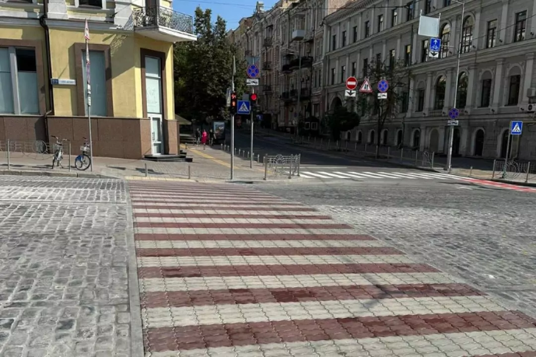 Біля метро "Театральна" облаштували наземний перехід