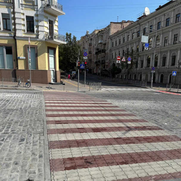 Біля метро "Театральна" облаштували наземний перехід