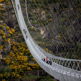 Фото: в Португалии построили самый длинный в мире подвесной мост