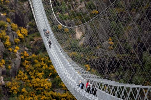 Фото: в Португалии построили самый длинный в мире подвесной мост