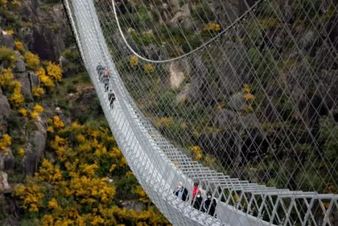 Фото: у Португалії побудували найдовший у світі підвісний міст