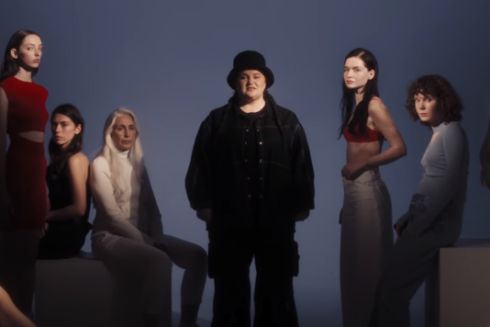 Alyona Alyona випустила новий кліп про боротьбу проти нав’язаних стереотипів краси