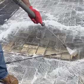 Відео. Активісти «Києве, мий» відмили бруківку на Софійській площі (оновлено)