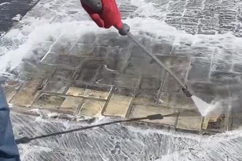 Відео. Активісти «Києве, мий» відмили бруківку на Софійській площі (оновлено)