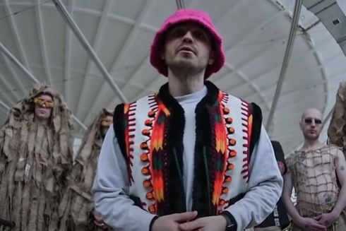 Відео. Дивіться кліп Kalush Orchestra для Євробачення, який зняли в модерністському ринку-шайбі у Києві