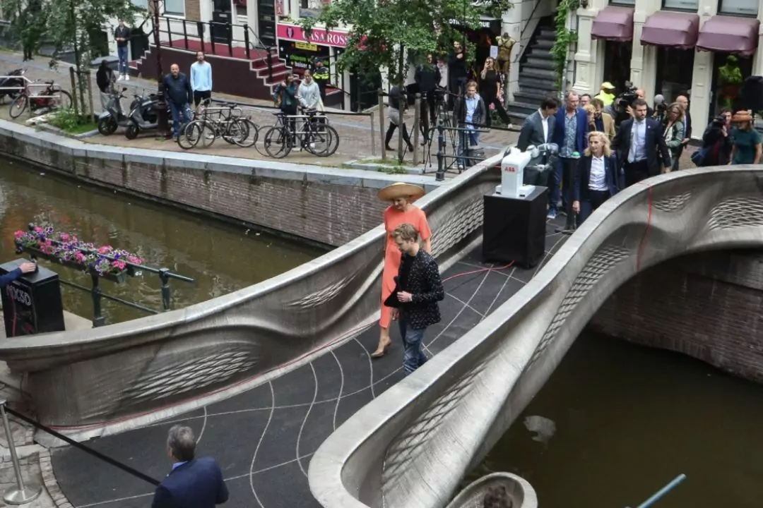 Фото. В Амстердамі надрукували пішохідний міст на 3D-принтері: це вперше у світі