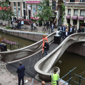 Фото. В Амстердаме напечатали пешеходный мост на 3D-принтере: это впервые в мире