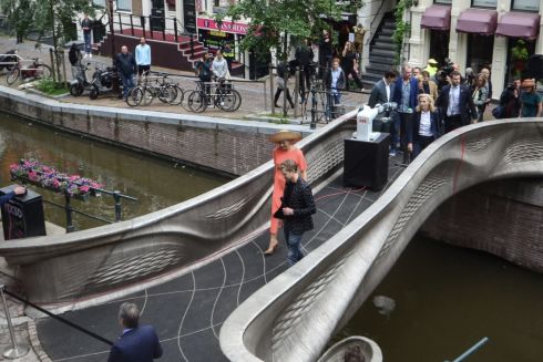 Фото. В Амстердамі надрукували пішохідний міст на 3D-принтері: це вперше у світі