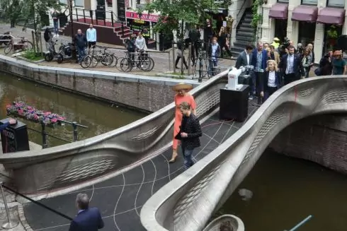 Фото. В Амстердаме напечатали пешеходный мост на 3D-принтере: это впервые в мире