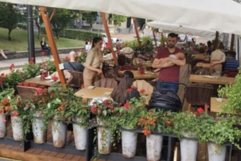 Літній майданчик ресторану «Хурма» біля «Золотих воріт» повністю відновили