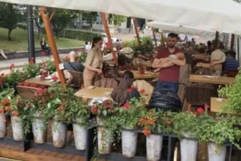 Летнюю площадку ресторана &laquo;Хурма&raquo; возле &laquo;Золотых ворот&raquo; полностью восстановили