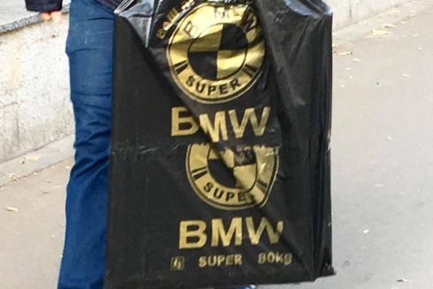 Дизайнерка Banda створила фотопроєкт про киян та їхні сумки