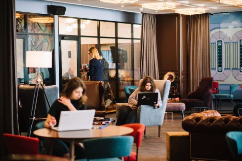 Куди піти працювати, якщо немає світла: коворкінги та бізнес-хаби Києва