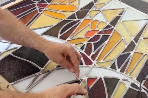 В університеті Шевченка відновлюють модерністські вітражі, пошкоджені під час обстрілу росіянами