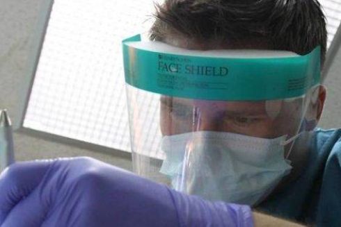 Apple почала виробляти захисні щитки для лікарів