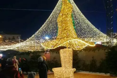 Капелюх з головної ялинки встановили на Софійській площі як арт-об'єкт