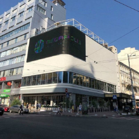 На Шота Руставели изменили фасад модернистского здания и установили рекламный экран