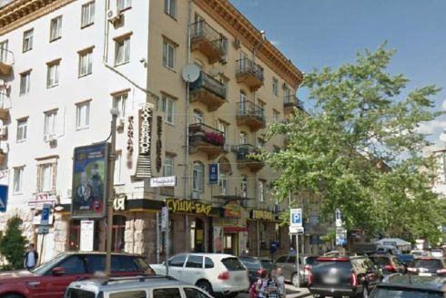 З фасадів будинків на Печерську прибрали рекламні вивіски: фото