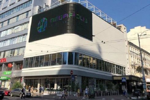 На Шота Руставелі змінили фасад модерністського будівлі і встановили рекламний екран