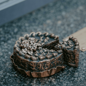На Крещатике появилась мини-скульптурка в виде «Киевского торта»