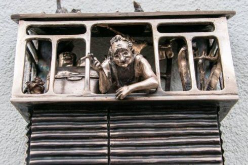 В районе Льва Толстого открыли мини-скульптуру киевского балкона