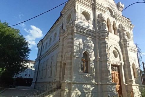 Фасад караїмської кенаси у Криму потребує ремонту після того, як його "відреставрували" росіяни
