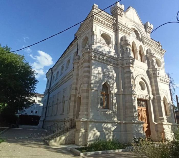 Фасад караїмської кенаси у Криму потребує ремонту після того, як його "відреставрували" росіяни