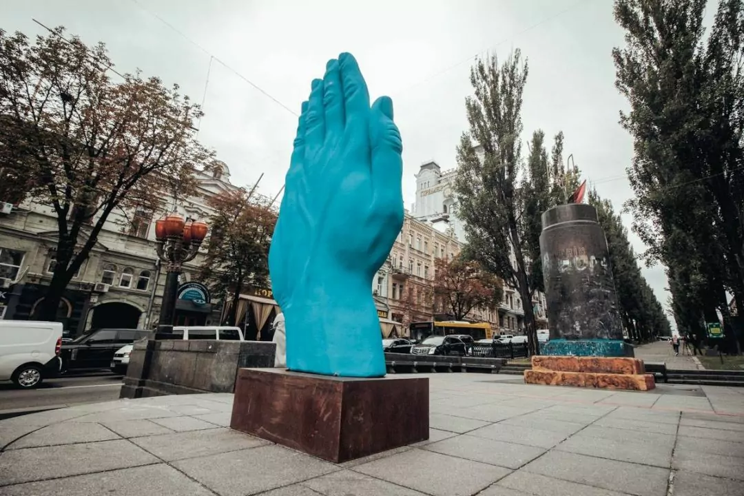 Біля знесеного пам'ятника Леніну з'явився арт-об'єкт у вигляді синьої руки