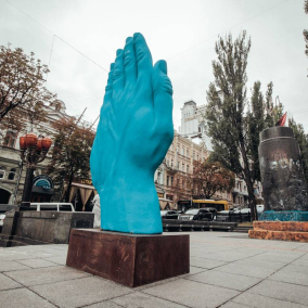 Возле снесенного памятника Ленину в Киеве появился арт-объект в виде синей руки